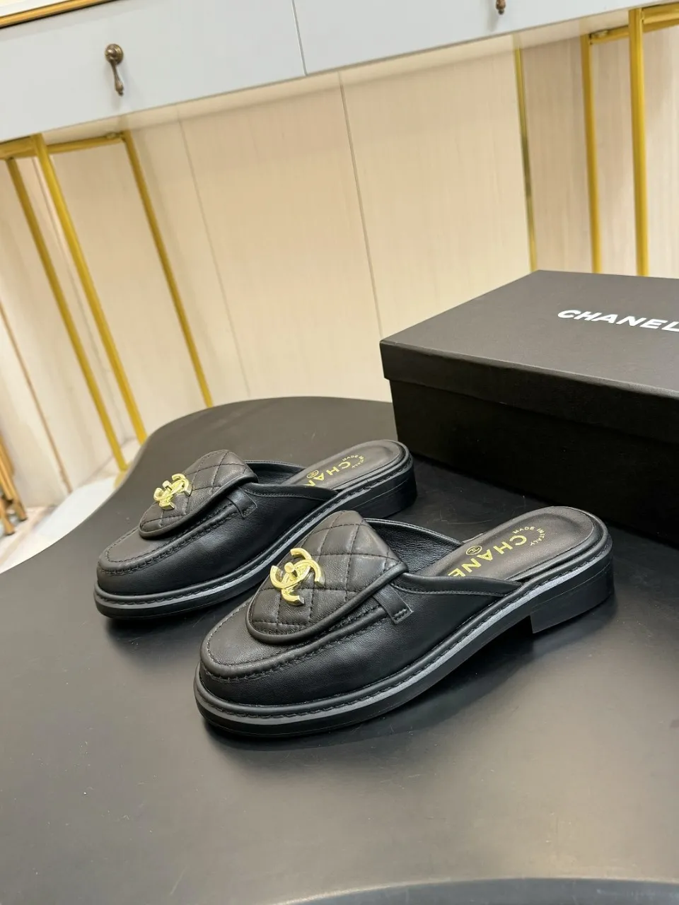 👟👟Ex-factory price 480👟👟 Xiaoxiang official website synchronizes the high version of CHANEL 2025 Chanel top buckle open-heeled shoes. The must-have hot style for early spring, the goddess series, has the elegant and ladylike temperament of Xiangjia, super attractive, irresistible, and heart-warming... ▪️The upper is imported sheepskin ▪️The lining is imported sheep lining (the same as the original version) ▪️Original model open version, genuine leather outsole🇮🇹 ▪️Standard size 35- 41 42 Customized, non-returnable